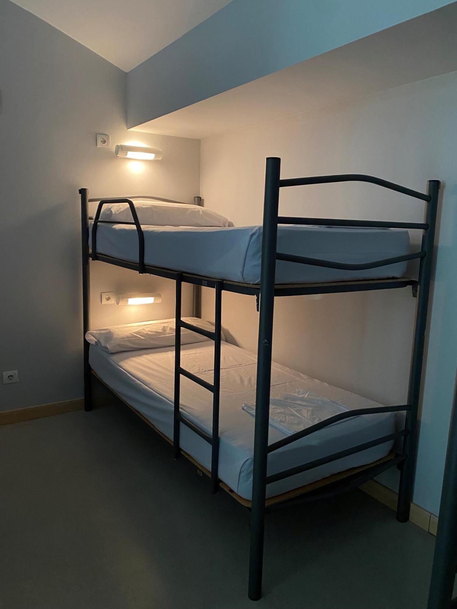 Cama en una habitación compartida mixta con 20 camas y baño compartido