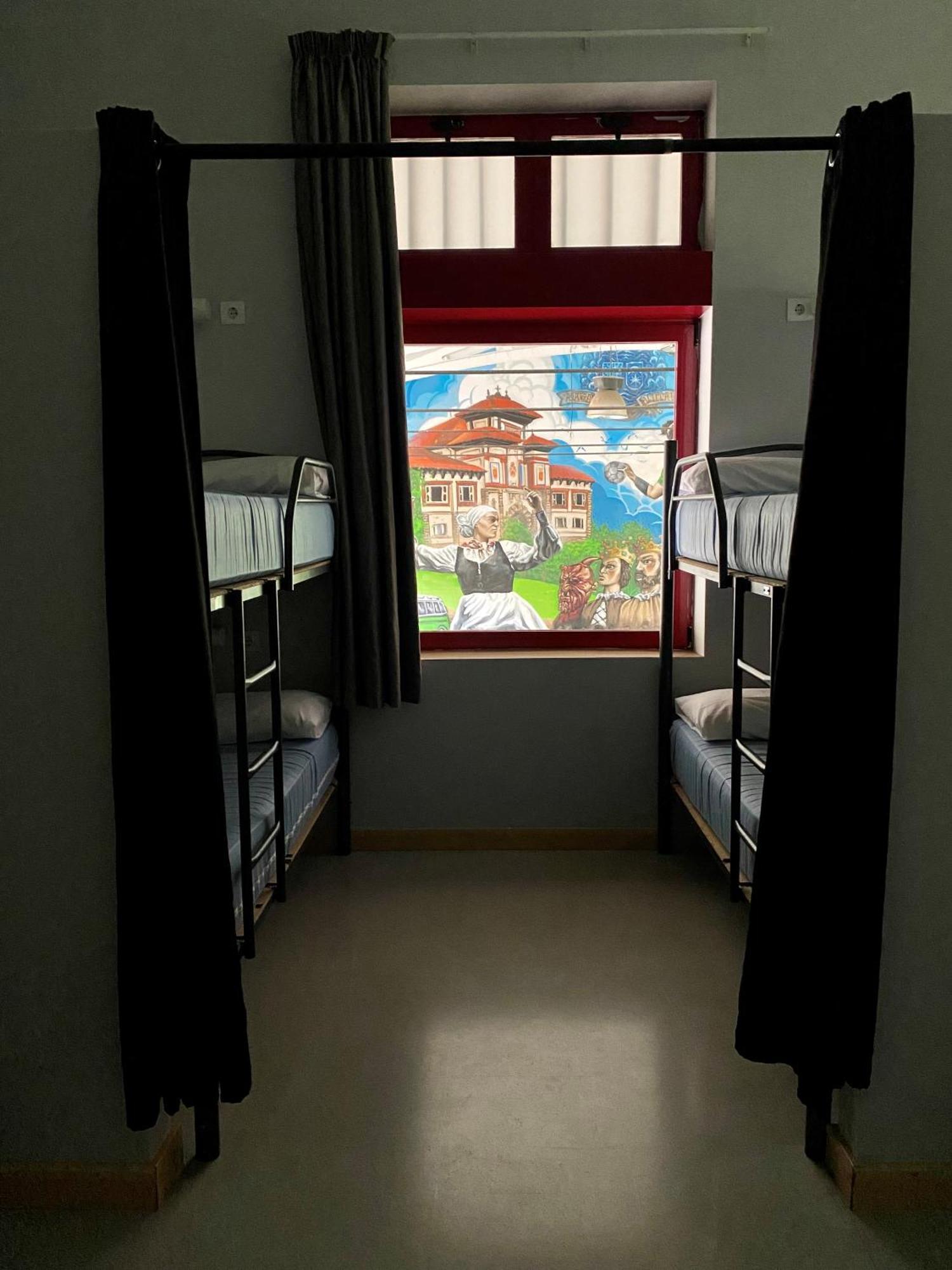 Cama en habitación compartida mixta de 18 camas con baño compartido